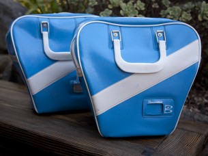 SOLD

vintage brunswick two tone bowling bags
turquoise blue and white.